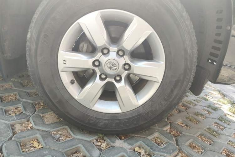 Used Toyota Prado  Right Front Wheel Hub
