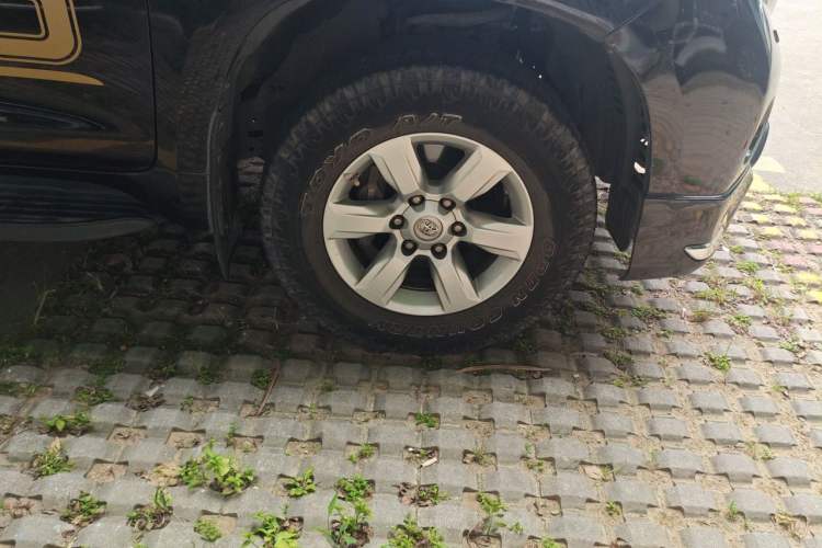 Used Toyota Prado 2014 2.7L Automatic Luxury Edition Right Front Wheel Hub