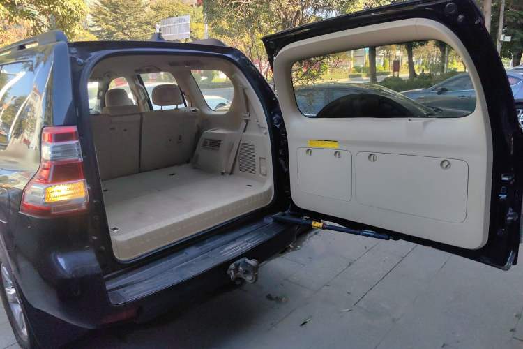 Used Toyota Prado 2014 2.7L Automatic Standard Edition Trunk