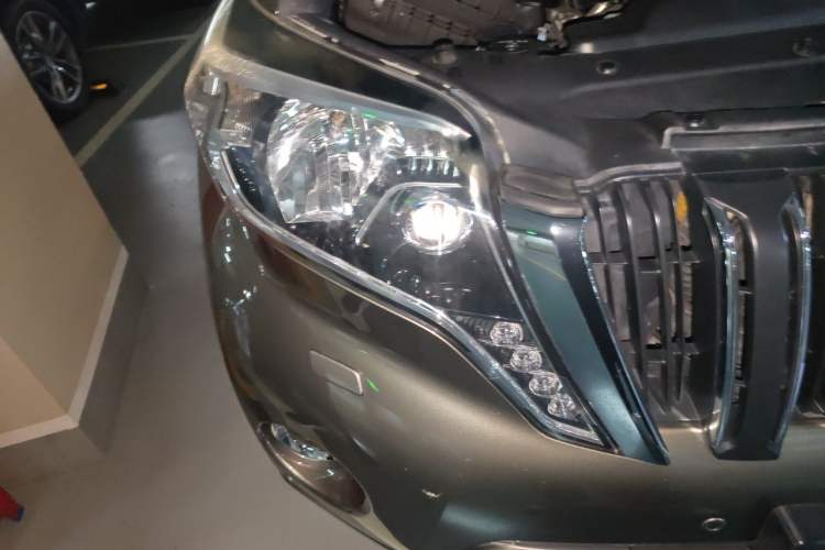Used Toyota Prado 2014 4.0L Automatic TX-L NAVI Right Front Headlight