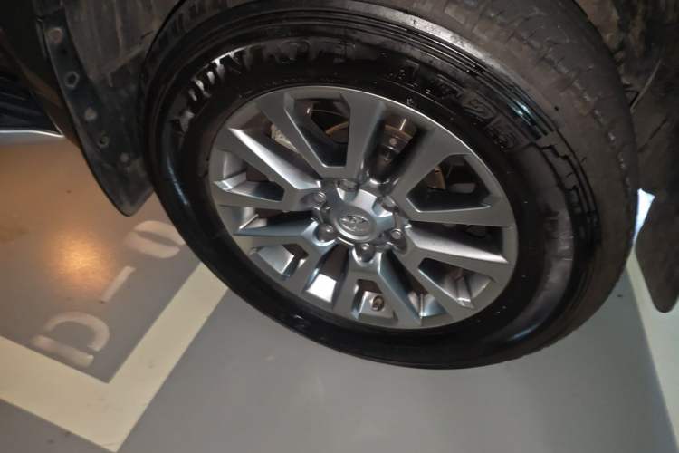 Used Toyota Prado 2014 4.0L Automatic TX-L NAVI Right Front Wheel Hub