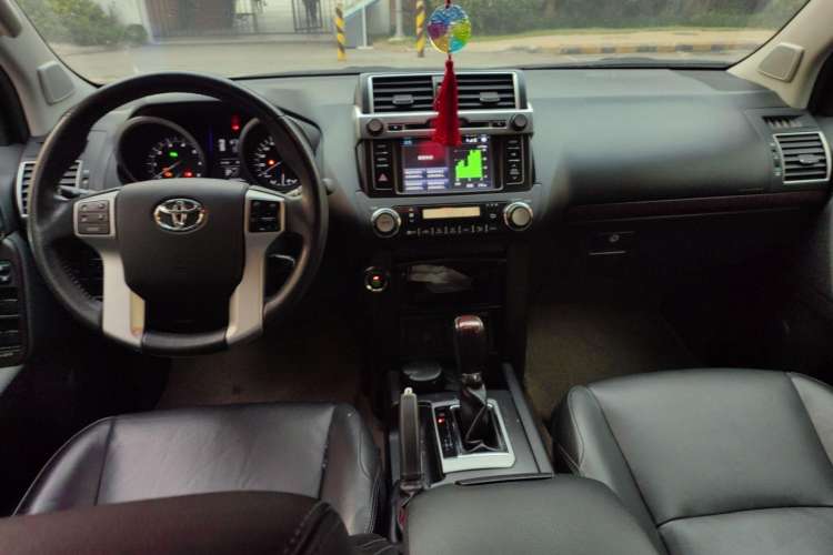Used Toyota Prado 2014 4.0L Automatic TX-L Center Console