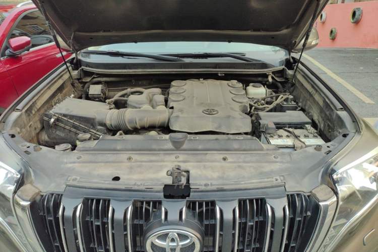 Used Toyota Prado 2014 4.0L Automatic TX-L Engine Bay