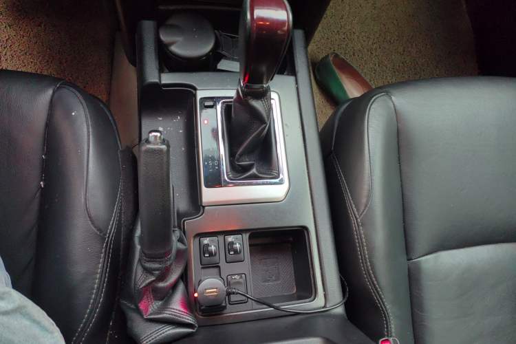 Used Toyota Prado 2014 4.0L Automatic TX-L Gear Lever