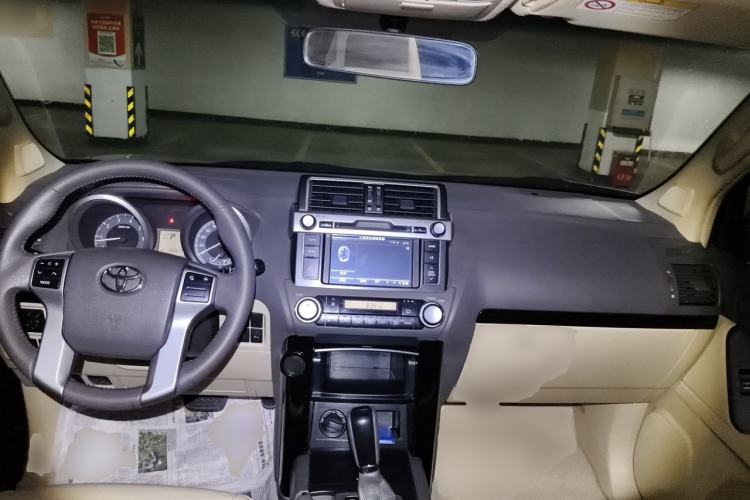 Used Toyota Prado 2014 2.7L Automatic Standard Edition Center Console