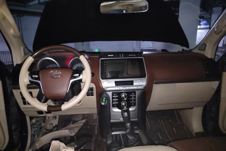 Used Toyota Prado 2014 2.7L Automatic Standard Edition Center Console
