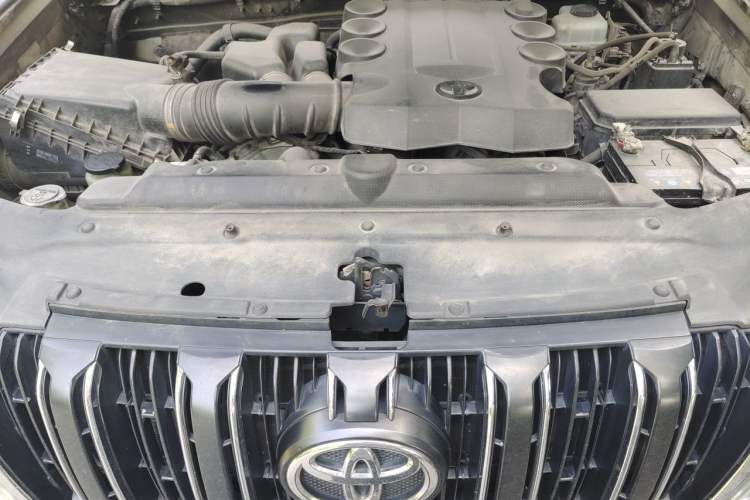 Used Toyota Prado 2014 4.0L Automatic TX Engine Bay