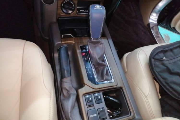 Used Toyota Prado 2014 2.7L Automatic Standard Edition Gear Lever