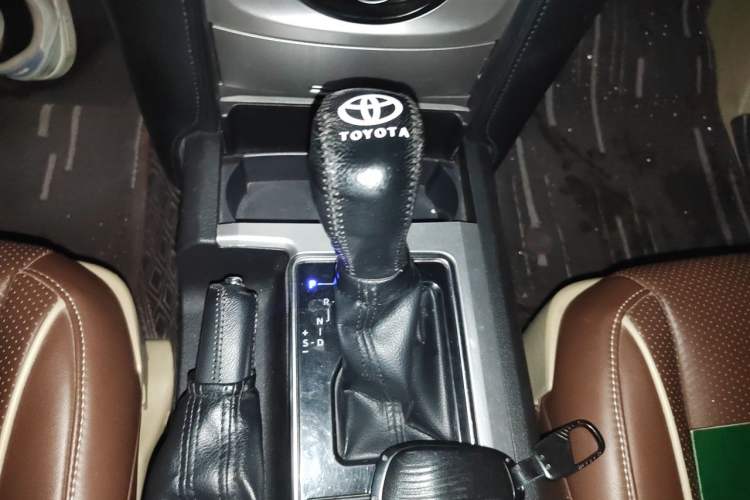 Used Toyota Prado 2014 2.7L Automatic Standard Edition Gear Lever