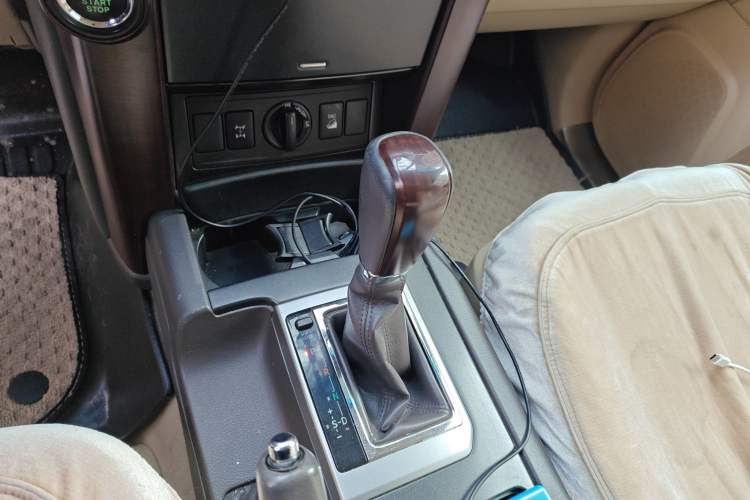 Used Toyota Prado 2014 4.0L Automatic TX-L Gear Lever