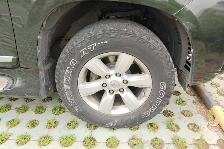 Used Toyota Prado  Right Front Wheel Hub
