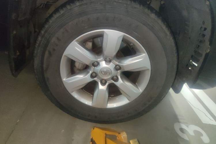 Used Toyota Prado 2014 4.0L Automatic TX-L Right Front Wheel Hub