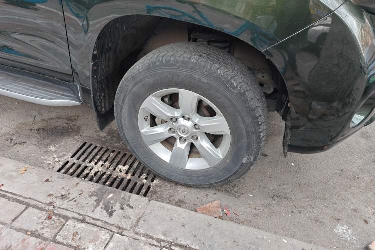 Used Toyota Prado 2014 4.0L Automatic TX-L Right Front Wheel Hub