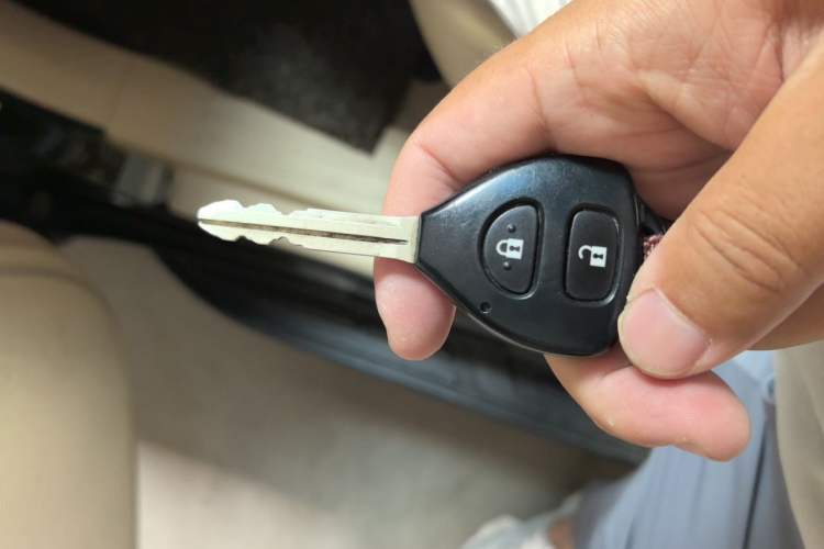 Used Toyota Prado 2014 2700 TX 7-Seater Middle East Version Vehicle Key