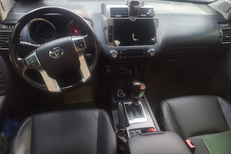 Used Toyota Prado 2014 4.0L Automatic TX-L Center Console