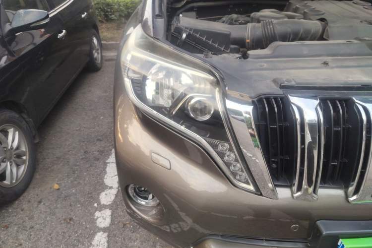 Used Toyota Prado 2014 4.0L Automatic TX-L Right Front Headlight