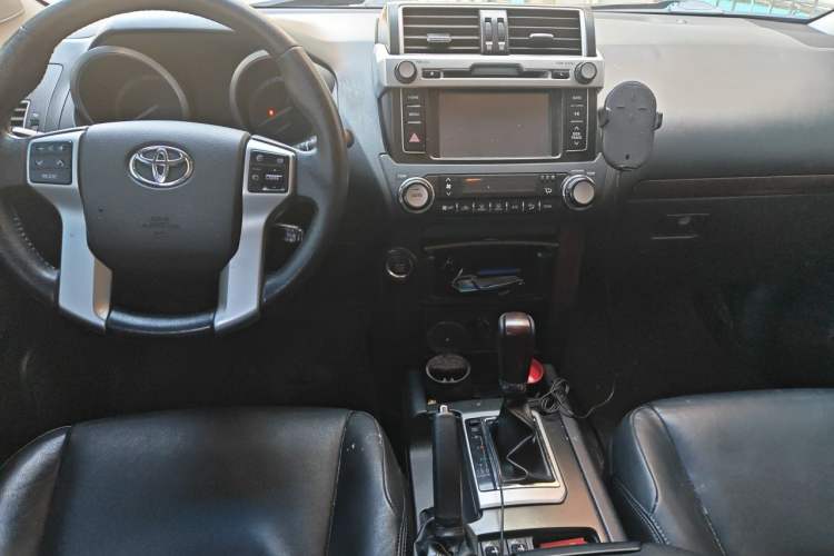 Used Toyota Prado 2014 4.0L Automatic TX-L Center Console