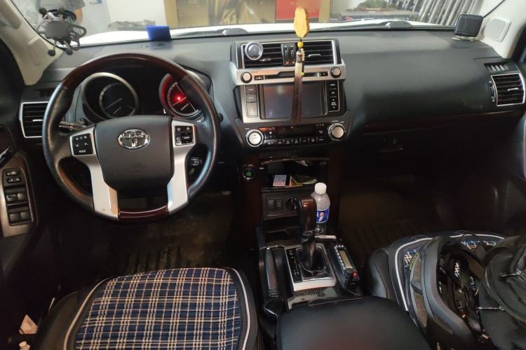Used Toyota Prado 2014 4.0L Automatic TX-L Center Console