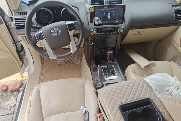Used Toyota Prado 2014 4.0L Automatic TX-L Center Console
