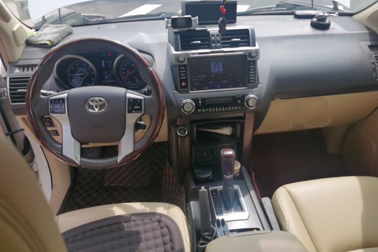 Used Toyota Prado 2014 4.0L Automatic TX-L Center Console