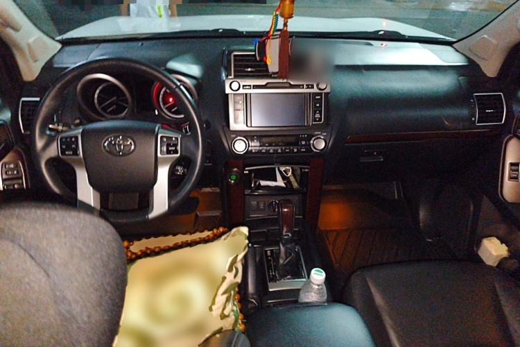 Used Toyota Prado 2014 4.0L Automatic TX-L Center Console