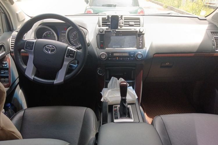 Used Toyota Prado 2014 4.0L Automatic TX-L Center Console