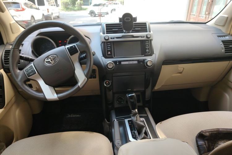 Used Toyota Prado 2014 2.7L Automatic Standard Edition Center Console