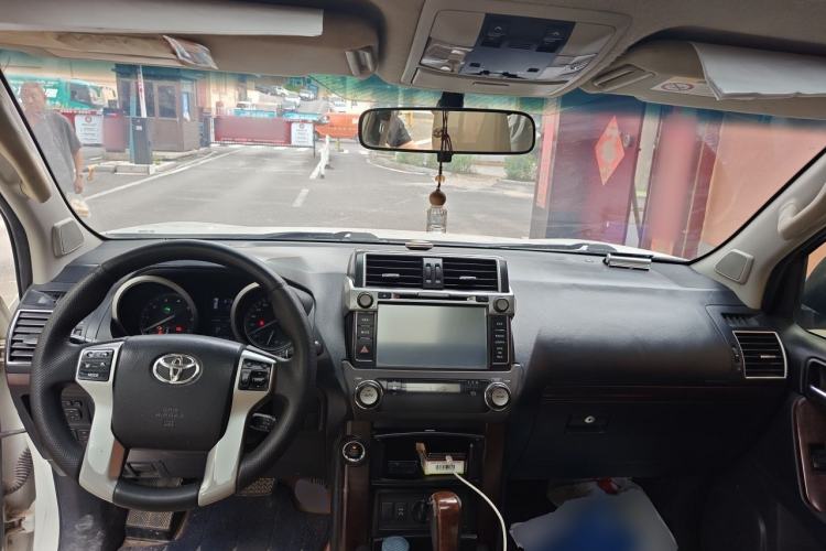 Used Toyota Prado 2014 4.0L Automatic TX-L Center Console