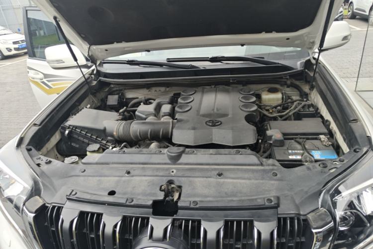 Used Toyota Prado 2014 4.0L Automatic TX-L Engine Bay