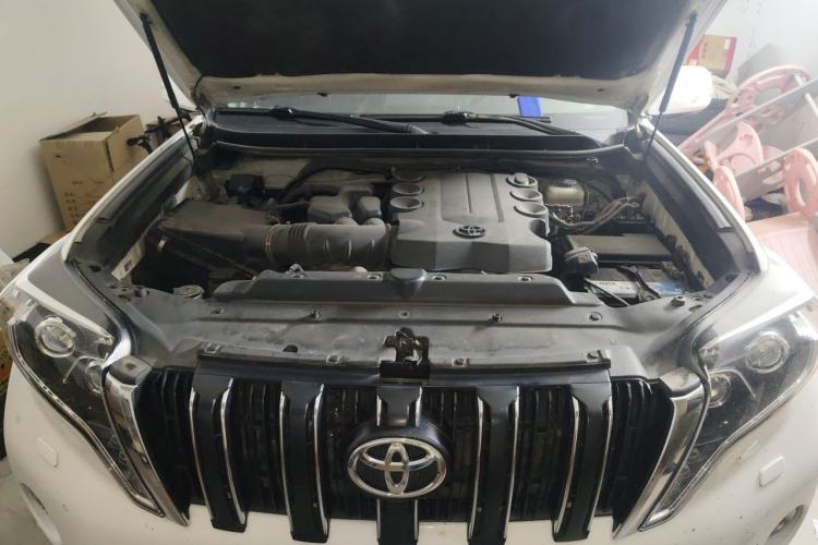 Used Toyota Prado 2014 4.0L Automatic TX-L Engine Bay