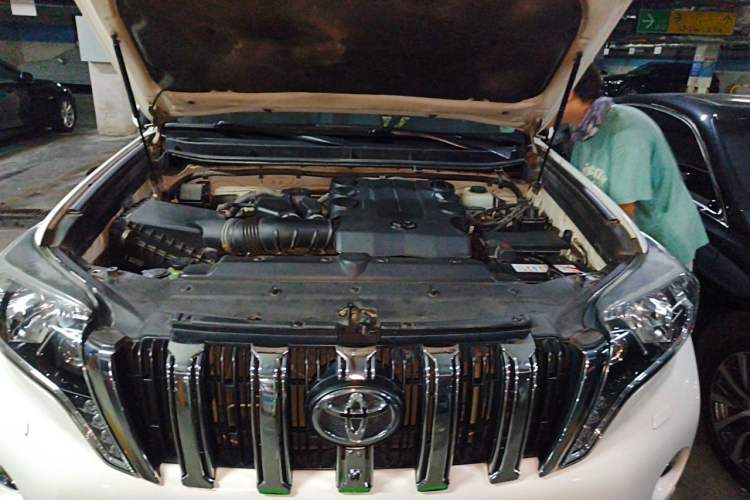Used Toyota Prado 2014 4.0L Automatic TX-L Engine Bay