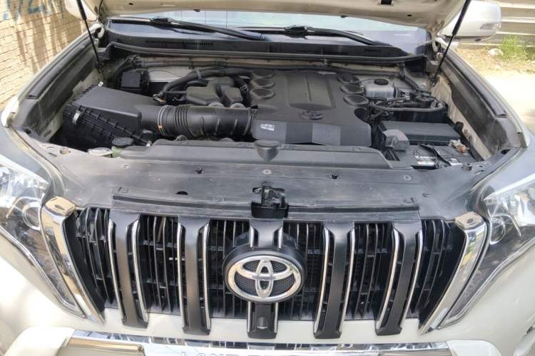 Used Toyota Prado 2014 4.0L Middle East Version Engine Bay