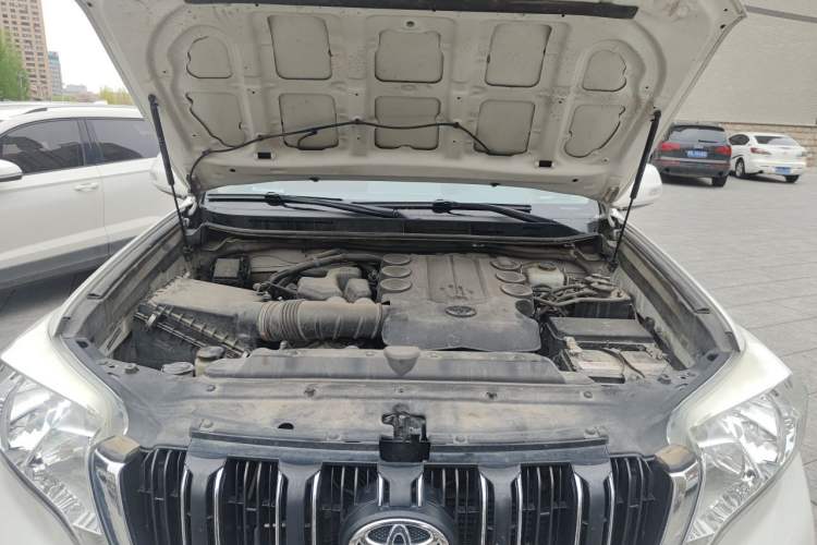 Used Toyota Prado 2014 4.0L Low-Power Version Middle East Edition Engine Bay