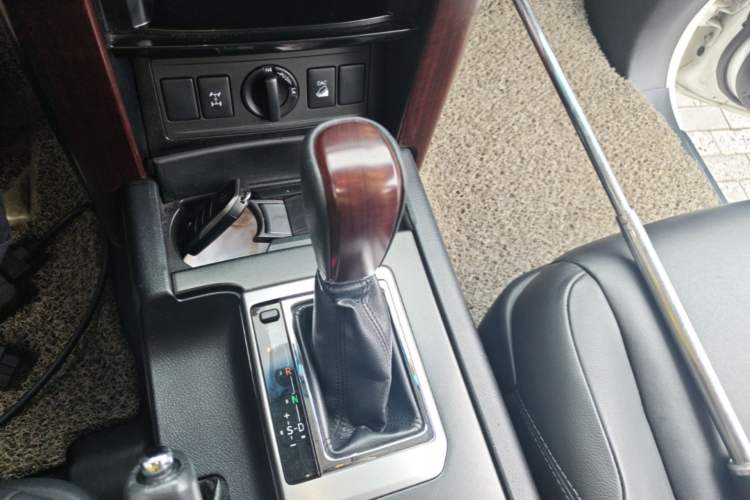 Used Toyota Prado 2014 4.0L Automatic TX-L Gear Lever