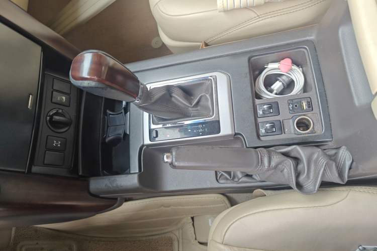 Used Toyota Prado 2014 4.0L Automatic TX-L Gear Lever