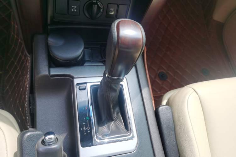 Used Toyota Prado 2014 4.0L Automatic TX-L Gear Lever
