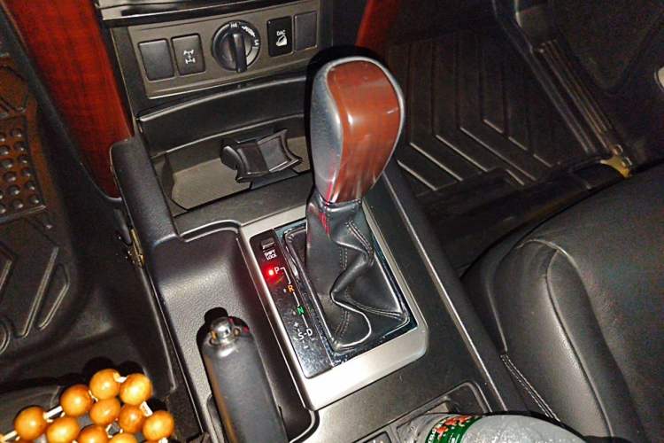 Used Toyota Prado 2014 4.0L Automatic TX-L Gear Lever