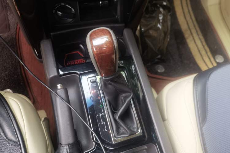 Used Toyota Prado 2014 2.7L Automatic Standard Edition Gear Lever
