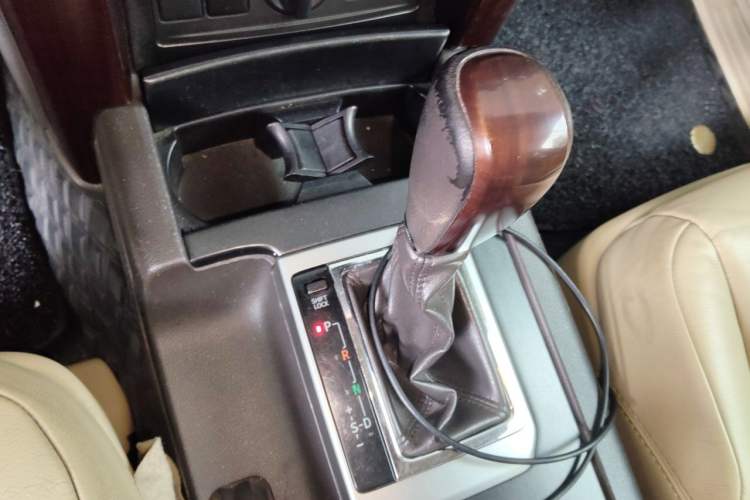 Used Toyota Prado 2014 4.0L Automatic TX-L Gear Lever