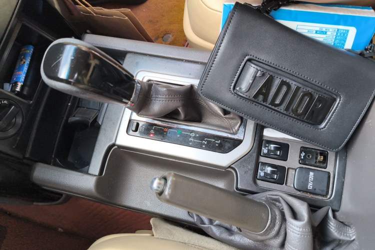 Used Toyota Prado 2014 2.7L Automatic Standard Edition Gear Lever
