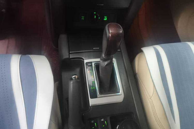 Used Toyota Prado 2014 4.0L Automatic TX-L Gear Lever