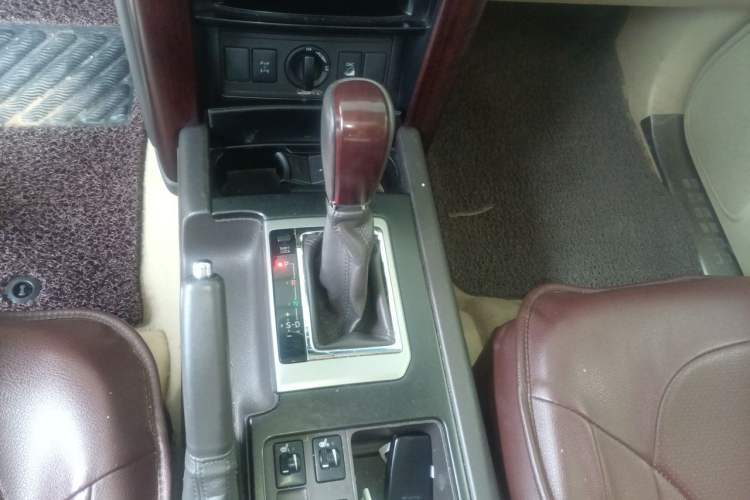 Used Toyota Prado 2014 4.0L Automatic TX-L Gear Lever