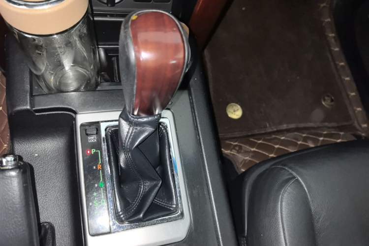 Used Toyota Prado 2014 4.0L Automatic TX-L Gear Lever