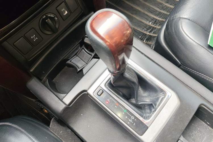 Used Toyota Prado 2014 4.0L Automatic TX-L Gear Lever