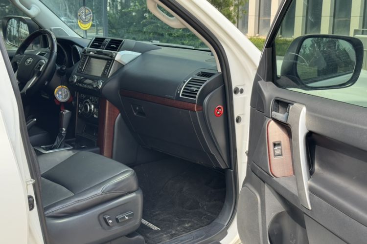Used Toyota Prado 2014 4.0L Automatic VX NAVI Interior 11