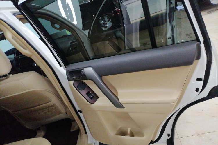 Used Toyota Prado 2014 4.0L Automatic VX NAVI Interior 6