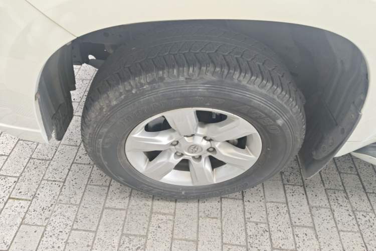 Used Toyota Prado 2014 4.0L Automatic TX-L Left Front Wheel Hub