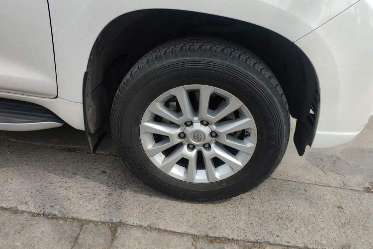 Used Toyota Prado 2014 4.0L Automatic VX NAVI Right Front Wheel Hub