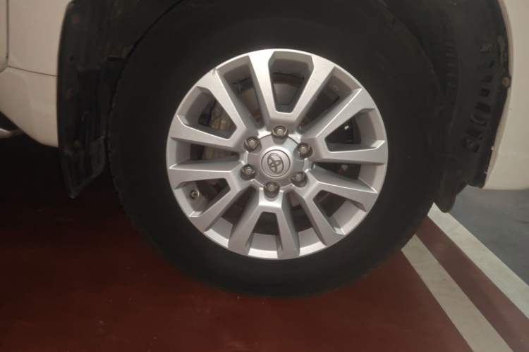 Used Toyota Prado 2014 4.0L Automatic VX NAVI Right Front Wheel Hub