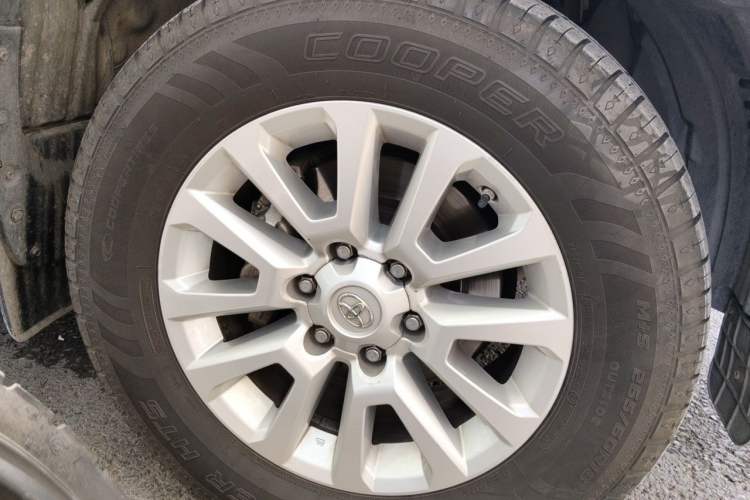 Used Toyota Prado 2014 4.0L Automatic VX NAVI Right Front Wheel Hub